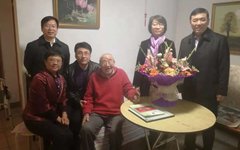 天津美术学院党政领导共祝秦征先生94岁寿诞